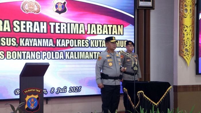 Kapolda Kaltim Irjen Pol Endar Priantoro memimpin upacara serah terima jabatan di Gedung Mahakam Polda Kaltim, Selasa (8/7/2025). Foto: HO/Humas Polda Kaltim