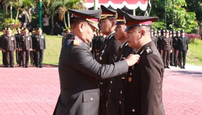 Kapolda Kaltim menganugerahkan Bintang Kehormatan Bhayangkara Nararya kepada tiga personel terbaik Polda Kaltim. Foto: HO/Humas Polda Kaltim