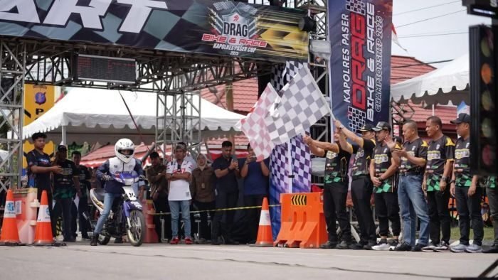 Kapolres Cup Drag Bike dan Drag Race 2025 resmi dimulai di Sirkuit Jalur 2 Non Permanen depan Mapolres Paser, pada Sabtu (19/7/2025). Foto: HO/Humas Polres Paser