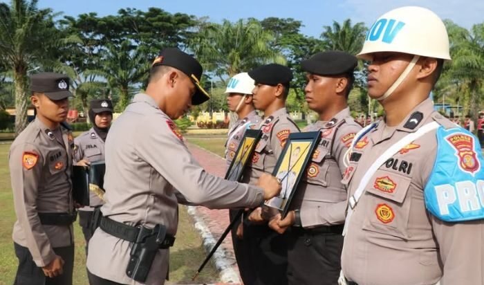 Kapolres PPU AKBP Andreas Alek Danantara, S.I.K., M.M., M.Tr.SOU., Pimpin Upacara PTDH 2 Personil di halaman Mapolres PPU, pada Senin (28/07/2025). Foto: HO/Humas Polres PPU