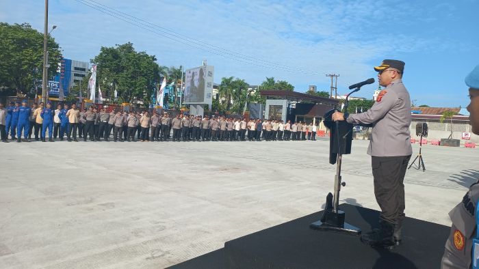 Kapolresta Balikpapan Kombes Pol Anton Firmanto, S.H., S.I.K., M.Si. Saat memimpin langsung Apel Jam Pimpinan di halaman Mapolresta Balikpapan, Pada Kamis (3/7/2025). Foto: HO/Humas Polresta Balikpapan