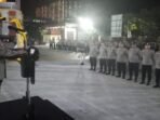 Kapolresta Balikpapan Kombes Pol Anton Firmanto, S.H., S.I.K., M.Si. memimpin langsung Apel Kegiatan Unit Kecil Lengkap (UKL) di halaman Mapolresta Balikpapan, pada Sabtu malam (13/7/2025) pukul 23.00 WITA. Foto: HO/Humas Polresta Balikpapan