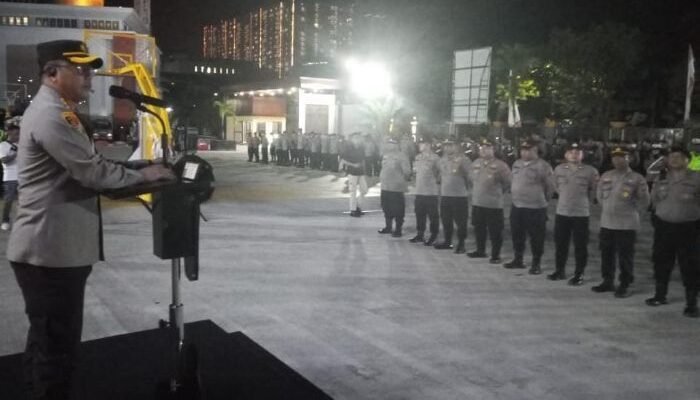 Kapolresta Balikpapan Kombes Pol Anton Firmanto, S.H., S.I.K., M.Si. memimpin langsung Apel Kegiatan Unit Kecil Lengkap (UKL) di halaman Mapolresta Balikpapan, pada Sabtu malam (13/7/2025) pukul 23.00 WITA. Foto: HO/Humas Polresta Balikpapan