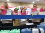 Kapolresta Bandara Soetta Kombes Polisi Ronald Sipayung (Empat kanan) menunjukan barang bukti hasil ungkap kasus penyelundupan BBL di Bandara Soetta, Jumat (25/7/2025).FOTO : ANTARA/Azmi Samsul Maarif/pri.