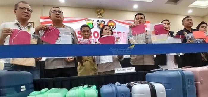 Kapolresta Bandara Soetta Kombes Polisi Ronald Sipayung (Empat kanan) menunjukan barang bukti hasil ungkap kasus penyelundupan BBL di Bandara Soetta, Jumat (25/7/2025).FOTO : ANTARA/Azmi Samsul Maarif/pri.