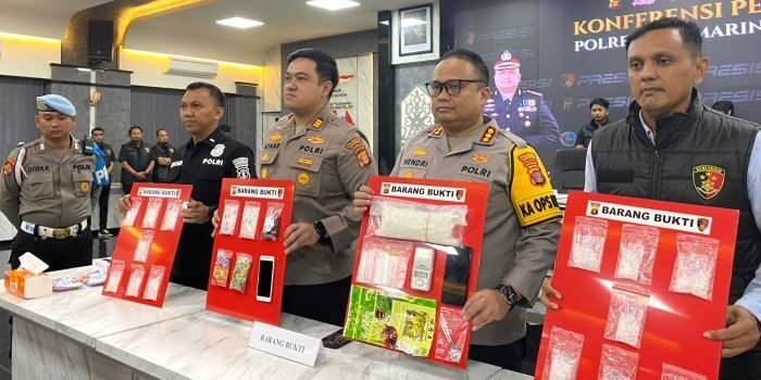 Kapolresta Samarinda Kombes Pol Hendri Umar bersama jajaran menunjukkan barang bukti narkoba jenis sabu hasil pengungkapan kasus. Foto: BorneoFlash.com/Nur Ainunnisa