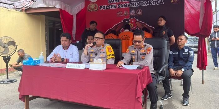 Kapolresta  Samarinda saat memimpin konferensi pers di Polsek Samarinda Kota. Foto: HO/Humas Polresta Samarinda