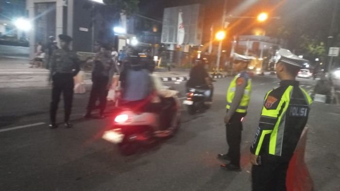 Kegiatan UKL digelar serentak hingga dini hari di berbagai wilayah hukum Polsek se-Kota Balikpapan, pada Sabtu malam (13/7/2025) pukul 23.00 WITA. Foto: HO/Humas Polresta Balikpapan
