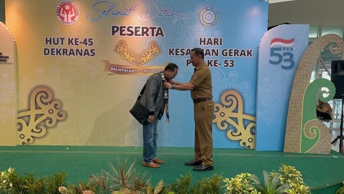 Kepala BKAD Balikpapan, Agus Budi Prasetyo Secara Khusus Sambut kedatangan tamu dari berbagai daerah di Indonesia, di Terminal Kedatangan Bandara SAMS Sepinggan Balikpapan, pada Selasa (8/7/2025). Foto: BorneoFlash/Ardian
