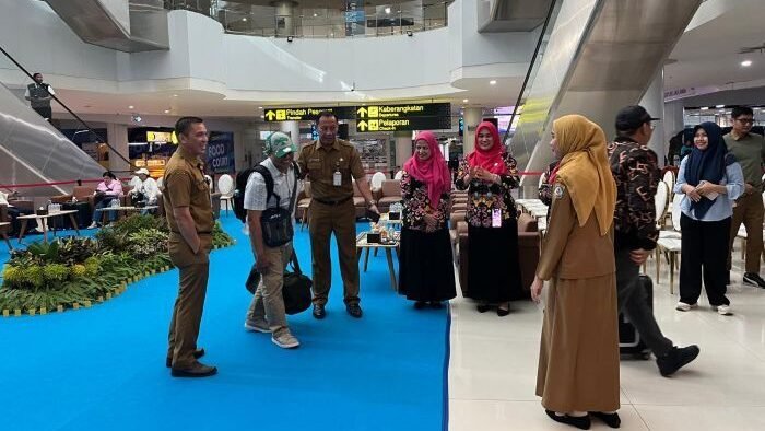 Tim Pemkot Balikpapan menyambut kedatangan tamu dari berbagai daerah di Indonesia, di Terminal Kedatangan Bandara SAMS Sepinggan Balikpapan, pada Selasa (8/7/2025). Foto: BorneoFlash/Ardian