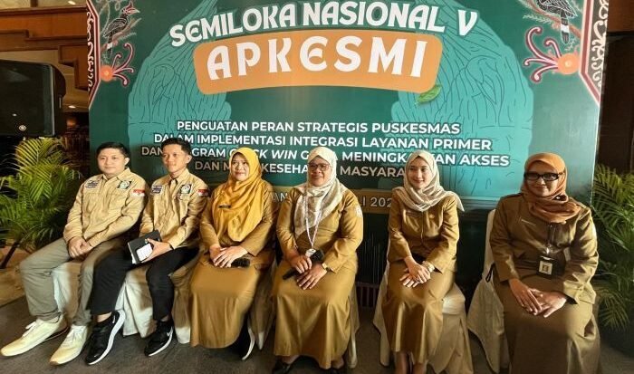 (Ketiga Kanan) Kepala Dinas Kesehatan Kota Balikpapan, Alwiati saat konferensi pers di Grand Senyiur Hotel Balikpapan, pada Selasa (22/7/2025). Foto: BorneoFlash/Niken Sulastri