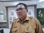 Kepala Dinas Pendidikan dan Kebudayaan Paser, M Yunus Syam saat menjelaskan kepada awak media terkait pembagian seragam sekolah gratis di Sekretariat DPRD Paser, Senin (7/7/2025). Foto: BorneoFlash/Joe