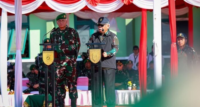 Kepala Otorita IKN, Basuki Hadimuljono, Pangdam VI/Mulawarman, Mayjen TNI Rudy Rachmat Nugraha Saat Penutupan Pelatihan dan Pendidikan Bela Negara CPNS Otorita IKN Tahun 2025, yang berlangsung di Pusat Latihan Tempur (Puslatpur) Amborawang, Kodam VI/Mulawarman, Kabupaten Kutai Kartanegara, pada Rabu (02/07/2025). Foto: HO/Humas Otorita IKN
