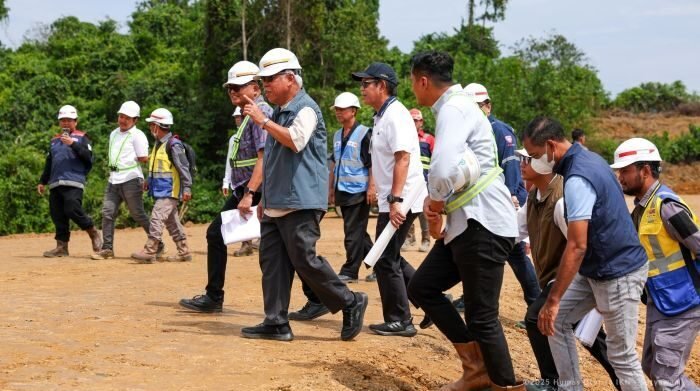 Kepala Otorita IKN, Basuki Hadimuljono, meninjau langsung progres pembangunan jalan di Kawasan Inti Pusat Pemerintahan (KIPP) zona 1B dan 1C, pada Sabtu (19/7/2025). Foto: HO/Humas Otorita IKN
