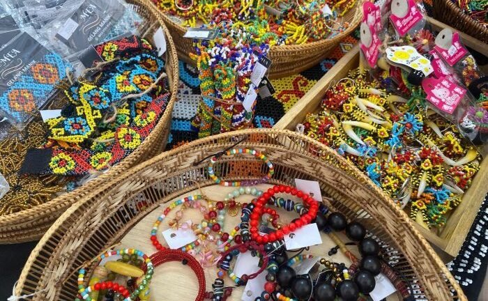 Kerajinan manik-manik bermotif dayak. Foto: BorneoFlash.com/Nur Ainunnisa