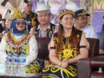 Ketua DPRD Kabupaten Mahakam Ulu Devung Paran, A.Md., Keb., S.H Saat Menghadiri pembukaan Mubes Ke- XII Kerukunan Dayak Kenyah Lepoq Bakung “Pebeka Tawai” Kalimantan Tahun 2025 yang berlangsung di Kampung Datah Bilang Baru, Kecamatan Long Hubung, pada senin (30/06/2025). Foto: HO/dprd.mahakamulukab