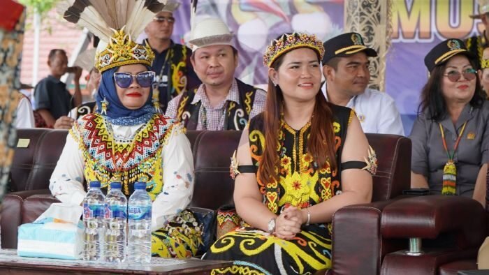 Ketua DPRD Kabupaten Mahakam Ulu Devung Paran, A.Md., Keb., S.H Saat Menghadiri pembukaan Mubes Ke- XII Kerukunan Dayak Kenyah Lepoq Bakung “Pebeka Tawai” Kalimantan Tahun 2025 yang berlangsung di Kampung Datah Bilang Baru, Kecamatan Long Hubung, pada senin (30/06/2025). Foto: HO/dprd.mahakamulukab