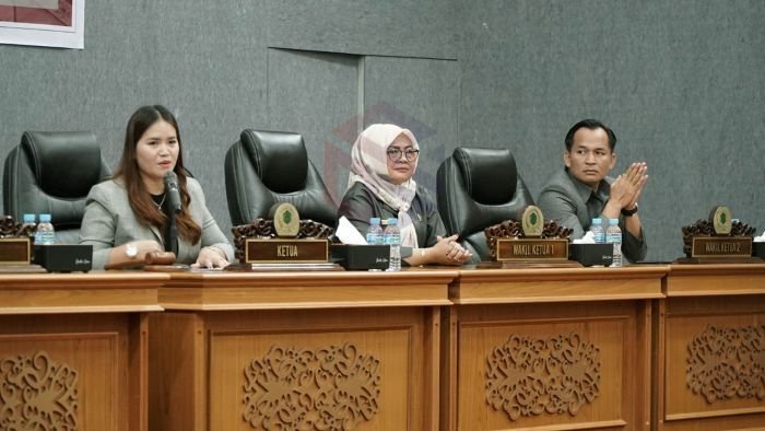 Ketua DPRD Mahulu, Devung Paran memimpin Rapat Paripurna dalam rangka penyampaian Laporan Realisasi Semester Pertama Pelaksanaan APBD didampingi Wakil Ketua I Nor Lili Bulan dan Wakil Ketua II Desiderius Dalung Lasah. Foto: HO/dprd.mahakamulukab