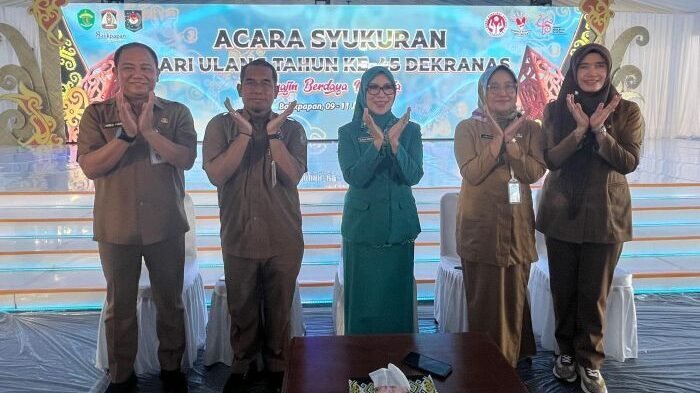 Ketua Dekranasda Balikpapan, Hj. Nurlena Rahmad Mas'ud bersama Ketua Panitia HUT ke-45 Dekranas, Muhaimin dan jajaran pengurus saat konferensi pers di BSCC/DOME, pada hari Selasa (8/7/2025). Foto: BorneoFlash/Niken Sulastri
