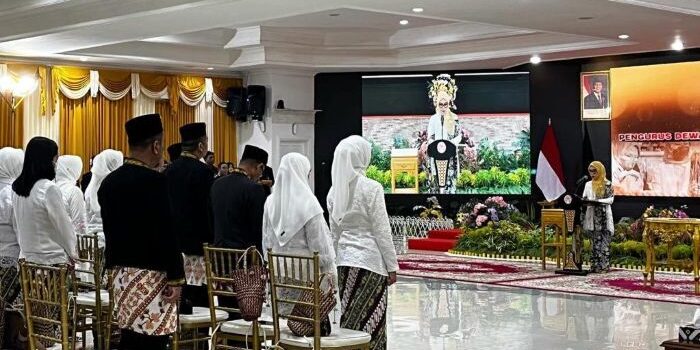 Ketua Dekranasda Kota Balikpapan, Hj. Nurlena Rahmad Mas'ud, resmi melantik kepengurusan Dekranasda Balikpapan masa bakti 2025–2030 dalam sebuah seremoni yang berlangsung di Auditorium Balai Kota Balikpapan, pada Jumat (4/7/2025). Foto: BorneoFlash/Niken Sulastri