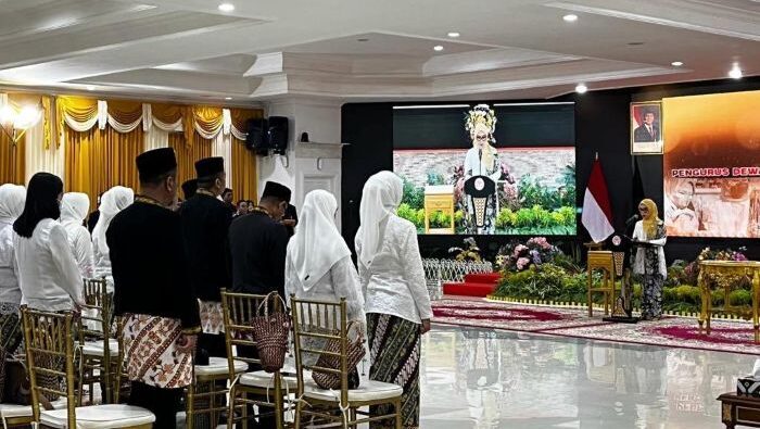 Ketua Dekranasda Kota Balikpapan, Hj. Nurlena Rahmad Mas'ud, resmi melantik kepengurusan Dekranasda Balikpapan masa bakti 2025–2030 dalam sebuah seremoni yang berlangsung di Auditorium Balai Kota Balikpapan, pada Jumat (4/7/2025). Foto: BorneoFlash/Niken Sulastri