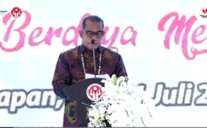 Ketua Panitia HUT ke-45 Dekranas, H. Muhaimin saat memberikan sambutan pada acara syukuran HUT ke 45 Dekranas, di Balikpapan Sport and Convention Center (BSCC)/DOME, pada hari Rabu (9/7/2025). Foto: BorneoFlash/Niken Sulastri