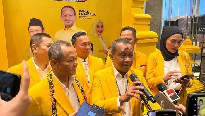 Ketua Umum DPP Partai Golkar Bahlil Lahadalia Saat diwawancarai Awak Media, pada Sabtu (19/7/2025). Foto: BorneoFlash/Nur Ainunnisa
