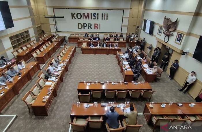 Komisi III DPR RI memulai tahapan pembahasan RUU KUHAP di kompleks parlemen, Jakarta, Selasa (8/7/2025). Foto : ANTARA/Bagus Ahmad Rizaldi.