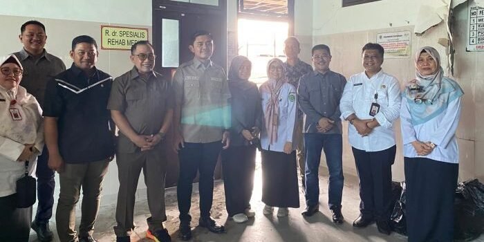 Komisi IV DPRD Kaltim saat mengunjungi lokasi kebakaran RSUD A Wahab Syahranie, Samarinda, pada Rabu (30/7/2025). Foto: BorneoFlash/Nur Ainunnisa