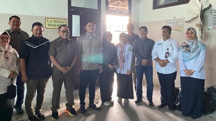 Komisi IV DPRD Kaltim saat mengunjungi lokasi kebakaran RSUD A Wahab Syahranie, Samarinda, pada Rabu (30/7/2025). Foto: BorneoFlash/Nur Ainunnisa
