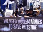 Komunitas Muslim Balikpapan Bersatu, melalui orasi hingga membentangkan spanduk yang menyuarakan agar umat Muslim bersatu dalam membela Palestina. Foto: BorneoFlash/Ard