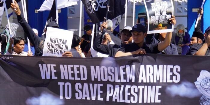 Komunitas Muslim Balikpapan Bersatu, melalui orasi hingga membentangkan spanduk yang menyuarakan agar umat Muslim bersatu dalam membela Palestina. Foto: BorneoFlash/Ard
