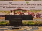 (ki:ka) Gubernur Kaltim, H. Rudy Mas'ud, Menteri LH, Dr. Hanif Faisol Nurofiq dan  Ketua Bidang Sustainability GAPKI, Bambang Dwi Laksono, dalam kegiatan Konsolidasi Kesiapsiagaan Personil dan Peralatan Pengendalian Kebakaran Lahan di Provinsi Kaltim, di Novotel Hotel Balikpapan, pada hari Jumat (4/7/2025). Foto: BorneoFlash/Niken Sulastri