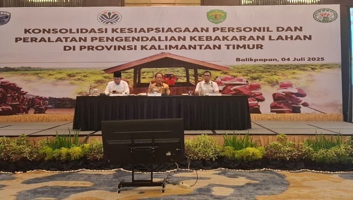 (ki:ka) Gubernur Kaltim, H. Rudy Mas'ud, Menteri LH, Dr. Hanif Faisol Nurofiq dan  Ketua Bidang Sustainability GAPKI, Bambang Dwi Laksono, dalam kegiatan Konsolidasi Kesiapsiagaan Personil dan Peralatan Pengendalian Kebakaran Lahan di Provinsi Kaltim, di Novotel Hotel Balikpapan, pada hari Jumat (4/7/2025). Foto: BorneoFlash/Niken Sulastri