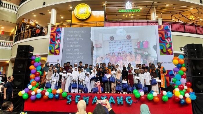 Koperasi Semayang Kota Balikpapan saat berbagi bersama anak yatim dalam merayakan HUT ke-12 yang digelar meriah di Mall Ewalk Balikpapan Superblock, pada Sabtu (26/7/2025). Foto: BorneoFlash/Ist