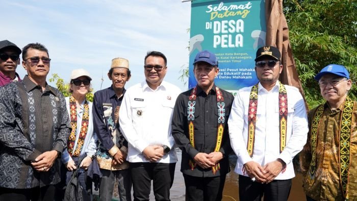 Kunjungan Menteri LHK, Hanif Faisol Nurofiq, ke desa Pela turut dibersamai Gubernur Kaltim, Rudy Mas'ud dan Bupati Kukar, Aulia Rahman Basri pada Kamis (3/7/2025). Foto: HO/PHM