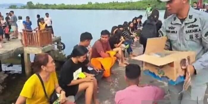 Bakamla saat mengevakuasi korban kebakaran KM Barcelona dari Talaud ke Manado yang terbakar di Perairan Talise, Likupang, Minut, Sulut, Minggu (20/7/2025). Foto: ANTARA/Bakamla.