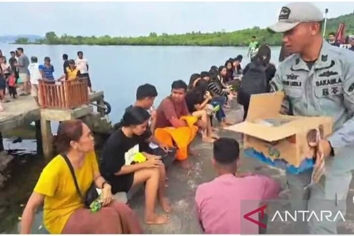 Bakamla saat mengevakuasi korban kebakaran KM Barcelona dari Talaud ke Manado yang terbakar di Perairan Talise, Likupang, Minut, Sulut, Minggu (20/7/2025). Foto: ANTARA/Bakamla.