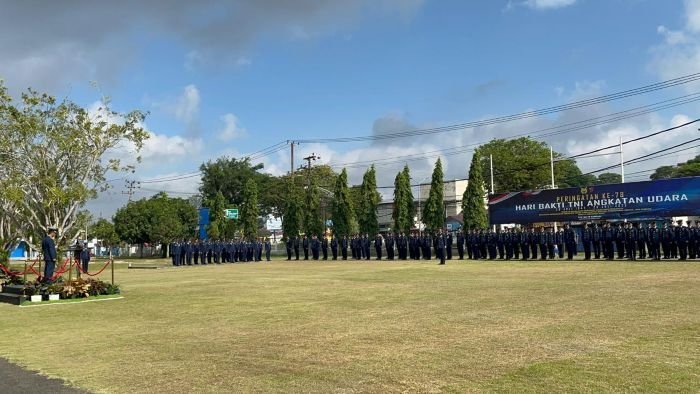 Lanud Dhomber Balikpapan menggelar upacara peringatan ke-78 Hari Bakti TNI Angkatan Udara di Halaman Base Ops Lanud Dhomber, pada Selasa (29/7/2025). Foto: BorneoFlash/Niken Sulastri