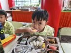 Anak-anak menikmati program makanan bergizi gratis (MBG). Foto: ANTARA/Dian Hadiyatna