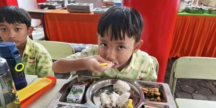 Anak-anak menikmati program makanan bergizi gratis (MBG). Foto: ANTARA/Dian Hadiyatna