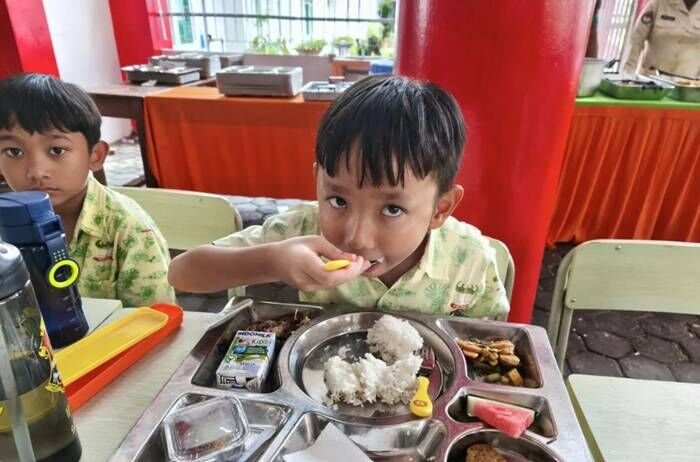 Anak-anak menikmati program makanan bergizi gratis (MBG). Foto: ANTARA/Dian Hadiyatna