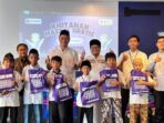 Direktur & Chief Strategy & Home Business Officer XLSMART, Feiruz Ikhwan (baris belakang, ketiga dari kiri) bersama Ketua MTXLSMART, Yanuar Tirta Kumaya (baris belakang, ketiga dari kanan) berkolaborasi dengan Direktur Pendistribusian dan Pendayagunaan Inisiatif Zakat Indonesia (IZI), Aan Suherlan (baris belakang, kedua dari kiri), menyerahkan paket santunan secara simbolis kepada peserta kegiatan Khitanan Massal Gratis dalam rangka “Gebyar Muharram 1447 H” di Kantor XLSMART Tower, Jakarta Selatan, pada Sabtu (5/7/2025). Foto: HO/ Foto: HO/XLSMART