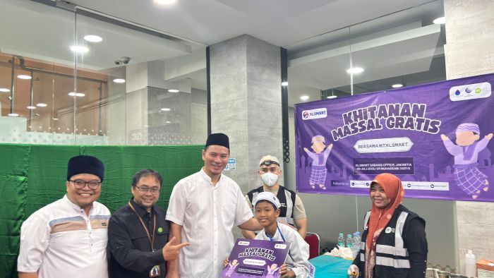 Direktur & Chief Strategy & Home Business Officer XLSMART, Feiruz Ikhwan (kedua dari kiri) bersama Direktur Pendistribusian dan Pendayagunaan Inisiatif Zakat Indonesia (IZI), Aan Suherlan (pertama dari kiri) didamping Dokter dan Tim Medis dari IZI, mengunjungi salah satu peserta yang mengikuti kegiatan Khitanan Massal Gratis dalam rangka “Gebyar Muharram 1447 H” di Kantor XLSMART Sabang, Jakarta Pusat, pada Sabtu (5/7/2025). Foto: HO/ Foto: HO/XLSMART