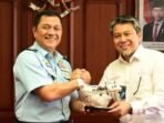 Asisten Operasi Kepala Staf TNI Angkatan Udara (Kasau) Marsda TNI Suliono dan Direktur Produksi PT DI Dena Hendriana usai menandatangani perjanjian kerja sama di Bandung, Jawa Barat, Senin (21/7/2025). FOTO : ANTARA/Ho-Humas TNI AU