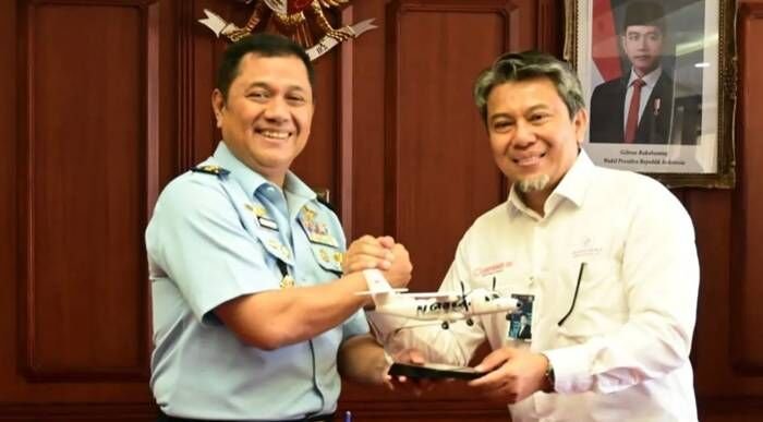 Asisten Operasi Kepala Staf TNI Angkatan Udara (Kasau) Marsda TNI Suliono dan Direktur Produksi PT DI Dena Hendriana usai menandatangani perjanjian kerja sama di Bandung, Jawa Barat, Senin (21/7/2025). FOTO : ANTARA/Ho-Humas TNI AU