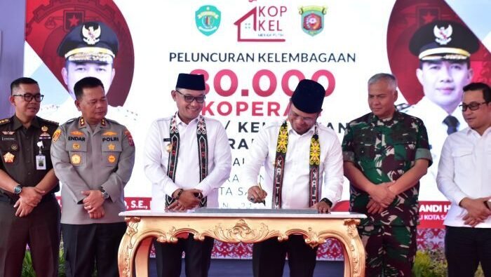 Pangdam VI/Mulawarman Mayjen TNI Rudy Rachmat Nugraha, S.I.P., M.Sc., menghadiri peluncuran serentak 80.000 Koperasi Desa/Kelurahan Merah Putih (KDMP/KKMP) yang digelar secara nasional melalui konferensi virtual oleh Presiden RI, pada Senin (21/07/2025). Foto: HO/Pendam VI/Mlw