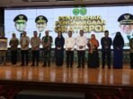 Pangdam VI/Mulawarman, Mayjen TNI Rudy Rachmat Nugraha, S.I.P., M.Sc., turut menghadiri kegiatan Penyerahan Penghargaan Program Gratispol dan Jospol Kabupaten Kutai Timur di Gedung Serba Guna Perkantoran Bukit Pelangi, Sangatta Utara, Kabupaten Kutai Timur, pada Minggu (13/07/2025). Foto: HO/Pendam VI/Mlw