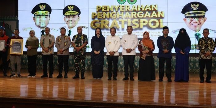 Pangdam VI/Mulawarman, Mayjen TNI Rudy Rachmat Nugraha, S.I.P., M.Sc., turut menghadiri kegiatan Penyerahan Penghargaan Program Gratispol dan Jospol Kabupaten Kutai Timur di Gedung Serba Guna Perkantoran Bukit Pelangi, Sangatta Utara, Kabupaten Kutai Timur, pada Minggu (13/07/2025). Foto: HO/Pendam VI/Mlw