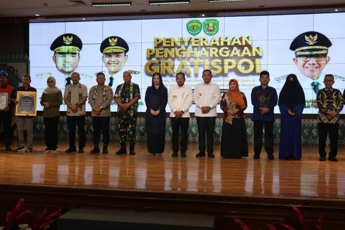 Pangdam VI/Mulawarman, Mayjen TNI Rudy Rachmat Nugraha, S.I.P., M.Sc., turut menghadiri kegiatan Penyerahan Penghargaan Program Gratispol dan Jospol Kabupaten Kutai Timur di Gedung Serba Guna Perkantoran Bukit Pelangi, Sangatta Utara, Kabupaten Kutai Timur, pada Minggu (13/07/2025). Foto: HO/Pendam VI/Mlw